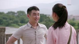厕所门前挂一对联，上联“来人不蹲就站”，下联让人看后捧腹大笑